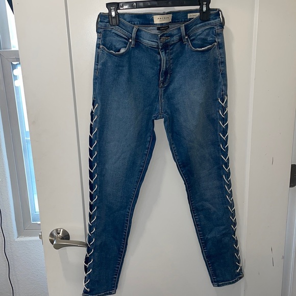 PacSun Denim - Pacsun super stretch skinny jeans with white lace detailing on sides. Size 28.